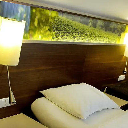 Stacher Wein Und Bett Guest house Bad Pirawarth